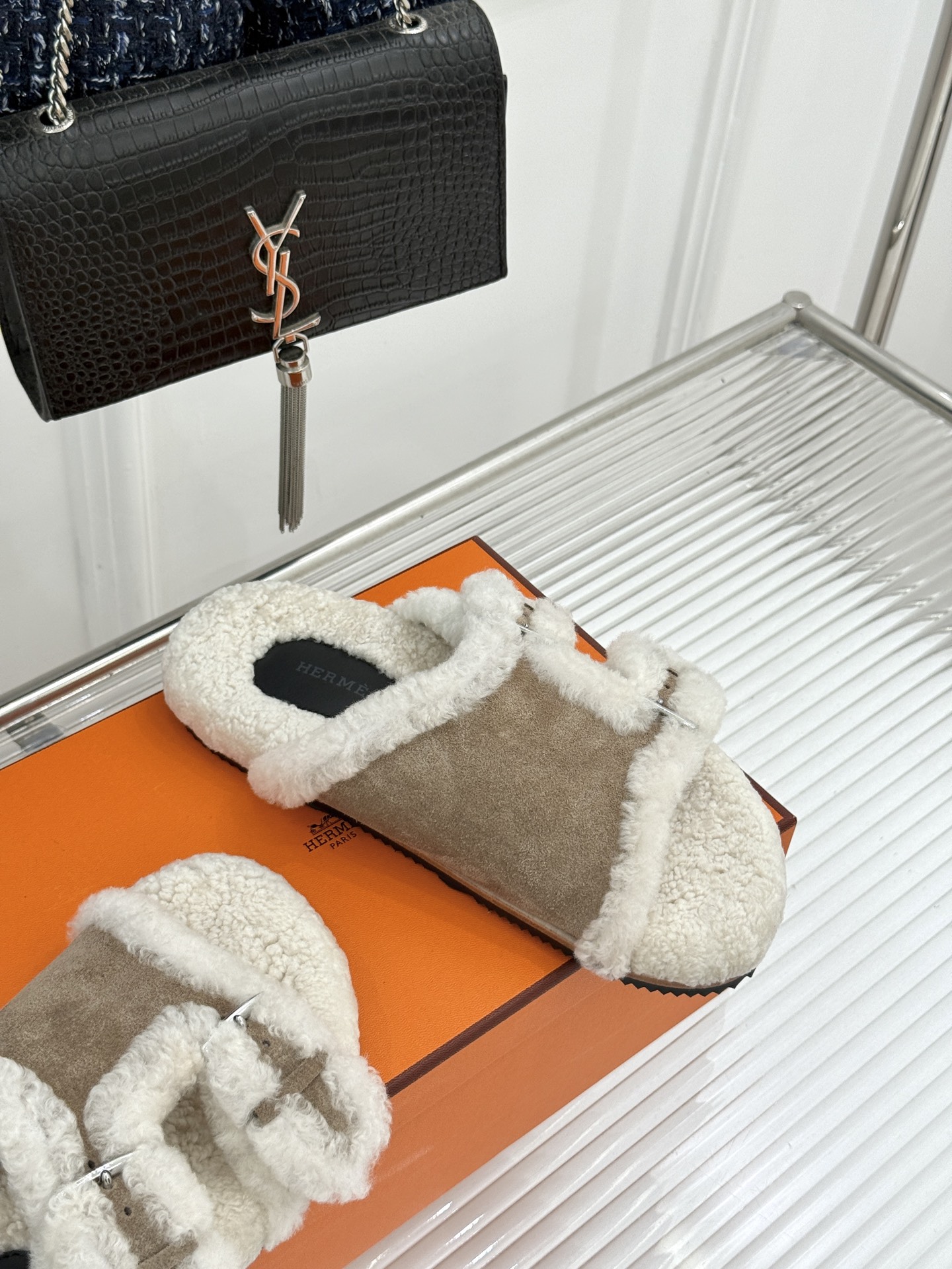 Hermès/爱马仕26WF新品 双带扣休闲毛拖 双袢带搭扣设计可自由调节 蓬松羊羔毛内里温柔包裹双足 甄选细腻麂皮质感