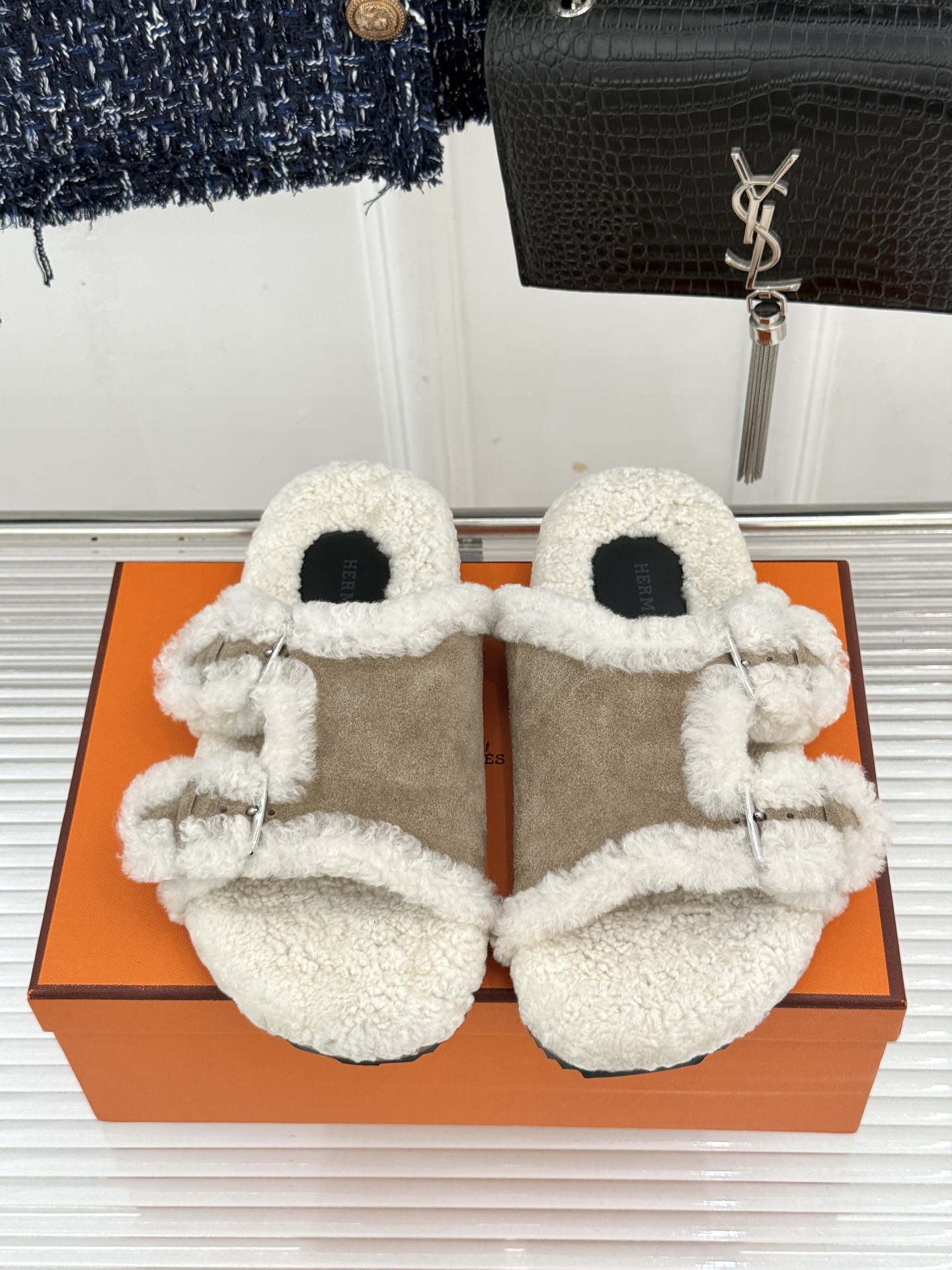 Hermès/爱马仕26WF新品 双带扣休闲毛拖 双袢带搭扣设计可自由调节 蓬松羊羔毛内里温柔包裹双足 甄选细腻麂皮质感