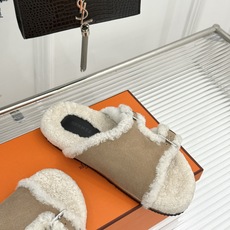 Hermès/爱马仕26WF新品 双带扣休闲毛拖 双袢带搭扣设计可自由调节 蓬松羊羔毛内里温柔包裹双足 甄选细腻麂皮质感 Hermès/爱马仕26WF新品 双带扣休闲毛拖 双袢带搭扣设计可自由调节 蓬松羊羔毛内里温柔包裹双足 甄选细腻麂皮质感