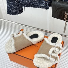 Hermès/爱马仕26WF新品 双带扣休闲毛拖 双袢带搭扣设计可自由调节 蓬松羊羔毛内里温柔包裹双足 甄选细腻麂皮质感 Hermès/爱马仕26WF新品 双带扣休闲毛拖 双袢带搭扣设计可自由调节 蓬松羊羔毛内里温柔包裹双足 甄选细腻麂皮质感