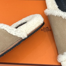 Hermès/爱马仕26WF新品 双带扣休闲毛拖 双袢带搭扣设计可自由调节 蓬松羊羔毛内里温柔包裹双足 甄选细腻麂皮质感 Hermès/爱马仕26WF新品 双带扣休闲毛拖 双袢带搭扣设计可自由调节 蓬松羊羔毛内里温柔包裹双足 甄选细腻麂皮质感