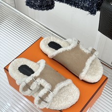 Hermès/爱马仕26WF新品 双带扣休闲毛拖 双袢带搭扣设计可自由调节 蓬松羊羔毛内里温柔包裹双足 甄选细腻麂皮质感 Hermès/爱马仕26WF新品 双带扣休闲毛拖 双袢带搭扣设计可自由调节 蓬松羊羔毛内里温柔包裹双足 甄选细腻麂皮质感