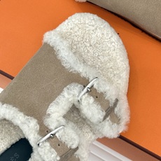 Hermès/爱马仕26WF新品 双带扣休闲毛拖 双袢带搭扣设计可自由调节 蓬松羊羔毛内里温柔包裹双足 甄选细腻麂皮质感 Hermès/爱马仕26WF新品 双带扣休闲毛拖 双袢带搭扣设计可自由调节 蓬松羊羔毛内里温柔包裹双足 甄选细腻麂皮质感