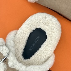 Hermès/爱马仕26WF新品 双带扣休闲毛拖 双袢带搭扣设计可自由调节 蓬松羊羔毛内里温柔包裹双足 甄选细腻麂皮质感 Hermès/爱马仕26WF新品 双带扣休闲毛拖 双袢带搭扣设计可自由调节 蓬松羊羔毛内里温柔包裹双足 甄选细腻麂皮质感