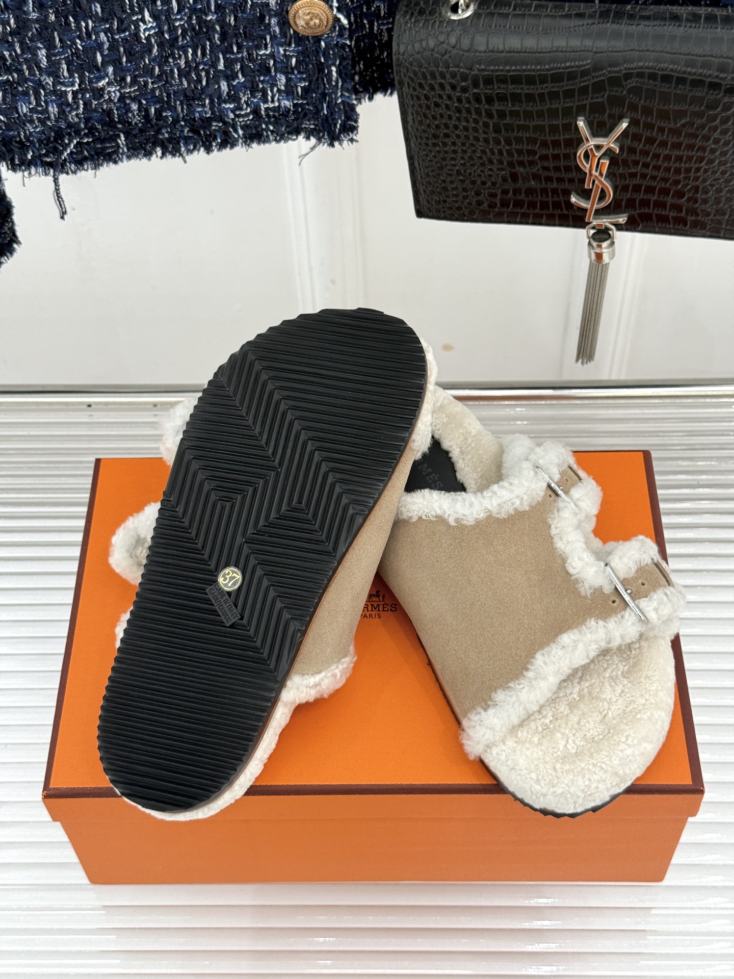 Hermès/爱马仕26WF新品 双带扣休闲毛拖 双袢带搭扣设计可自由调节 蓬松羊羔毛内里温柔包裹双足 甄选细腻麂皮质感 Hermès/爱马仕26WF新品 双带扣休闲毛拖 双袢带搭扣设计可自由调节 蓬松羊羔毛内里温柔包裹双足 甄选细腻麂皮质感
