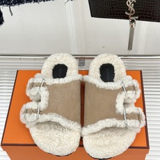 Hermès/爱马仕26WF新品 双带扣休闲毛拖 双袢带搭扣设计可自由调节 蓬松羊羔毛内里温柔包裹双足 甄选细腻麂皮质感 Hermès/爱马仕26WF新品 双带扣休闲毛拖 双袢带搭扣设计可自由调节 蓬松羊羔毛内里温柔包裹双足 甄选细腻麂皮质感
