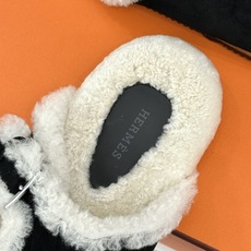 Hermès/爱马仕26WF新品 双带扣休闲毛拖 双袢带搭扣设计可自由调节 蓬松羊羔毛内里温柔包裹双足 甄选细腻麂皮质感 Hermès/爱马仕26WF新品 双带扣休闲毛拖 双袢带搭扣设计可自由调节 蓬松羊羔毛内里温柔包裹双足 甄选细腻麂皮质感