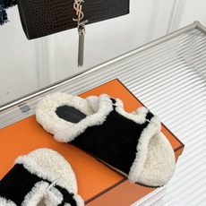 Hermès/爱马仕26WF新品 双带扣休闲毛拖 双袢带搭扣设计可自由调节 蓬松羊羔毛内里温柔包裹双足 甄选细腻麂皮质感 Hermès/爱马仕26WF新品 双带扣休闲毛拖 双袢带搭扣设计可自由调节 蓬松羊羔毛内里温柔包裹双足 甄选细腻麂皮质感
