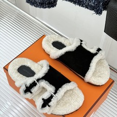 Hermès/爱马仕26WF新品 双带扣休闲毛拖 双袢带搭扣设计可自由调节 蓬松羊羔毛内里温柔包裹双足 甄选细腻麂皮质感 Hermès/爱马仕26WF新品 双带扣休闲毛拖 双袢带搭扣设计可自由调节 蓬松羊羔毛内里温柔包裹双足 甄选细腻麂皮质感