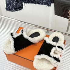Hermès/爱马仕26WF新品 双带扣休闲毛拖 双袢带搭扣设计可自由调节 蓬松羊羔毛内里温柔包裹双足 甄选细腻麂皮质感 Hermès/爱马仕26WF新品 双带扣休闲毛拖 双袢带搭扣设计可自由调节 蓬松羊羔毛内里温柔包裹双足 甄选细腻麂皮质感