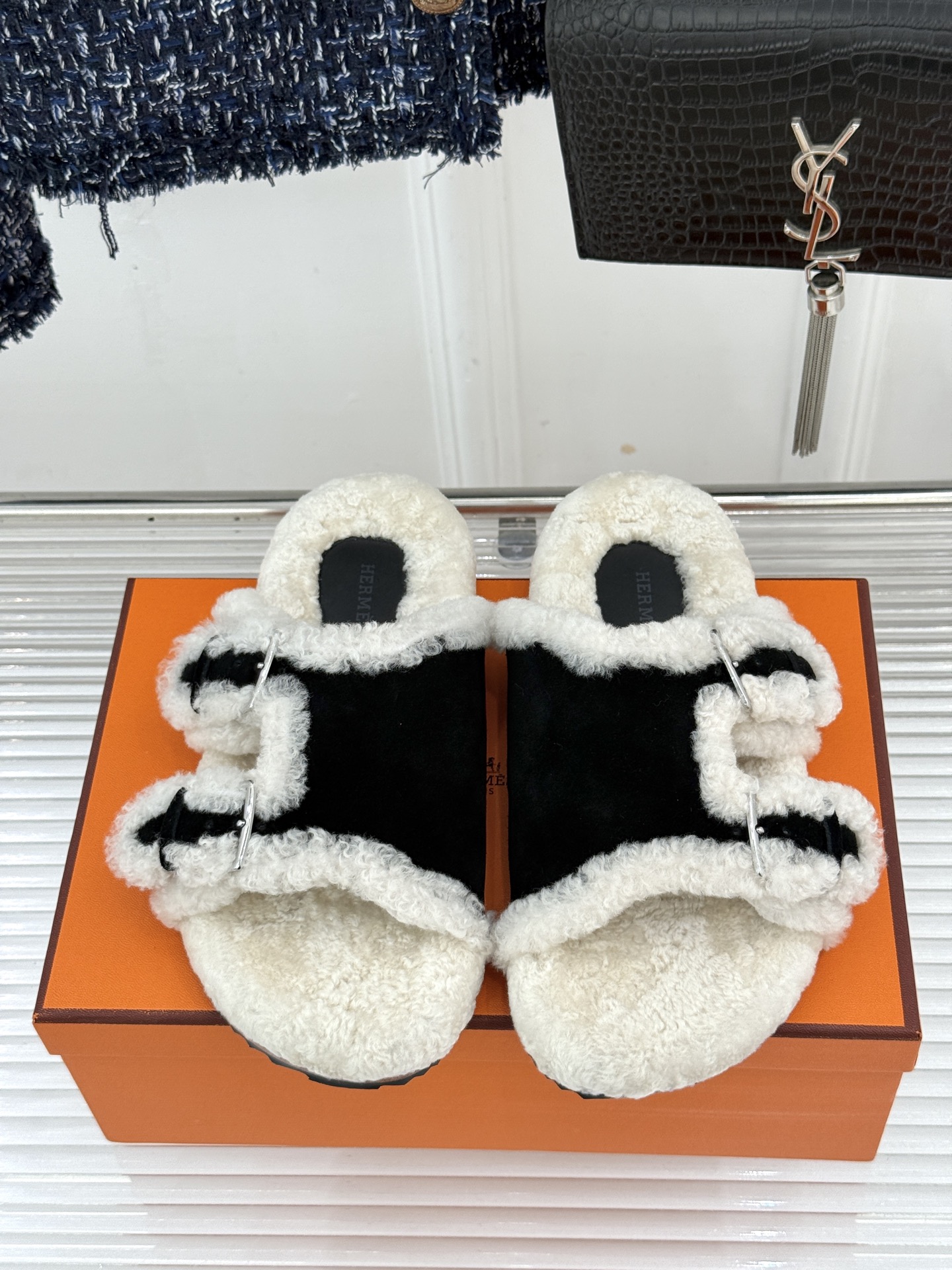 Hermès/爱马仕26WF新品 双带扣休闲毛拖 双袢带搭扣设计可自由调节 蓬松羊羔毛内里温柔包裹双足 甄选细腻麂皮质感 Hermès/爱马仕26WF新品 双带扣休闲毛拖 双袢带搭扣设计可自由调节 蓬松羊羔毛内里温柔包裹双足 甄选细腻麂皮质感