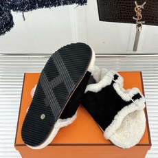 Hermès/爱马仕26WF新品 双带扣休闲毛拖 双袢带搭扣设计可自由调节 蓬松羊羔毛内里温柔包裹双足 甄选细腻麂皮质感 Hermès/爱马仕26WF新品 双带扣休闲毛拖 双袢带搭扣设计可自由调节 蓬松羊羔毛内里温柔包裹双足 甄选细腻麂皮质感