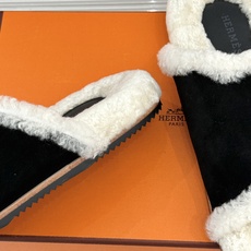 Hermès/爱马仕26WF新品 双带扣休闲毛拖 双袢带搭扣设计可自由调节 蓬松羊羔毛内里温柔包裹双足 甄选细腻麂皮质感 Hermès/爱马仕26WF新品 双带扣休闲毛拖 双袢带搭扣设计可自由调节 蓬松羊羔毛内里温柔包裹双足 甄选细腻麂皮质感