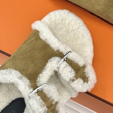 Hermès/爱马仕26WF新品 双带扣休闲毛拖 双袢带搭扣设计可自由调节 蓬松羊羔毛内里温柔包裹双足 甄选细腻麂皮质感 Hermès/爱马仕26WF新品 双带扣休闲毛拖 双袢带搭扣设计可自由调节 蓬松羊羔毛内里温柔包裹双足 甄选细腻麂皮质感