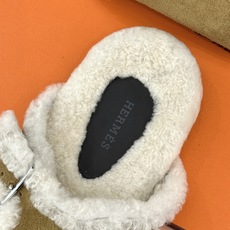 Hermès/爱马仕26WF新品 双带扣休闲毛拖 双袢带搭扣设计可自由调节 蓬松羊羔毛内里温柔包裹双足 甄选细腻麂皮质感 Hermès/爱马仕26WF新品 双带扣休闲毛拖 双袢带搭扣设计可自由调节 蓬松羊羔毛内里温柔包裹双足 甄选细腻麂皮质感