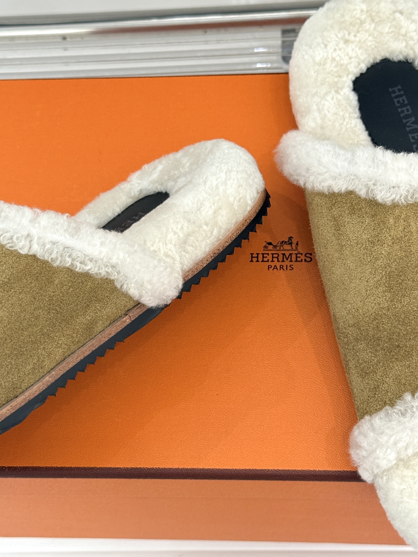 Hermès/爱马仕26WF新品 双带扣休闲毛拖 双袢带搭扣设计可自由调节 蓬松羊羔毛内里温柔包裹双足 甄选细腻麂皮质感 Hermès/爱马仕26WF新品 双带扣休闲毛拖 双袢带搭扣设计可自由调节 蓬松羊羔毛内里温柔包裹双足 甄选细腻麂皮质感