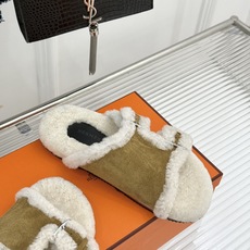 Hermès/爱马仕26WF新品 双带扣休闲毛拖 双袢带搭扣设计可自由调节 蓬松羊羔毛内里温柔包裹双足 甄选细腻麂皮质感 Hermès/爱马仕26WF新品 双带扣休闲毛拖 双袢带搭扣设计可自由调节 蓬松羊羔毛内里温柔包裹双足 甄选细腻麂皮质感