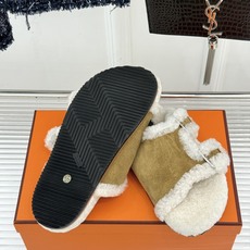 Hermès/爱马仕26WF新品 双带扣休闲毛拖 双袢带搭扣设计可自由调节 蓬松羊羔毛内里温柔包裹双足 甄选细腻麂皮质感 Hermès/爱马仕26WF新品 双带扣休闲毛拖 双袢带搭扣设计可自由调节 蓬松羊羔毛内里温柔包裹双足 甄选细腻麂皮质感