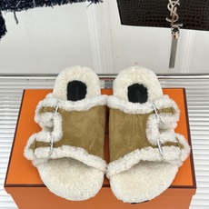 Hermès/爱马仕26WF新品 双带扣休闲毛拖 双袢带搭扣设计可自由调节 蓬松羊羔毛内里温柔包裹双足 甄选细腻麂皮质感 Hermès/爱马仕26WF新品 双带扣休闲毛拖 双袢带搭扣设计可自由调节 蓬松羊羔毛内里温柔包裹双足 甄选细腻麂皮质感