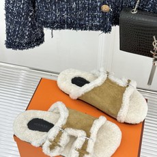 Hermès/爱马仕26WF新品 双带扣休闲毛拖 双袢带搭扣设计可自由调节 蓬松羊羔毛内里温柔包裹双足 甄选细腻麂皮质感 Hermès/爱马仕26WF新品 双带扣休闲毛拖 双袢带搭扣设计可自由调节 蓬松羊羔毛内里温柔包裹双足 甄选细腻麂皮质感