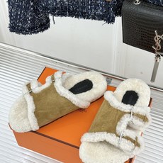 Hermès/爱马仕26WF新品 双带扣休闲毛拖 双袢带搭扣设计可自由调节 蓬松羊羔毛内里温柔包裹双足 甄选细腻麂皮质感 Hermès/爱马仕26WF新品 双带扣休闲毛拖 双袢带搭扣设计可自由调节 蓬松羊羔毛内里温柔包裹双足 甄选细腻麂皮质感