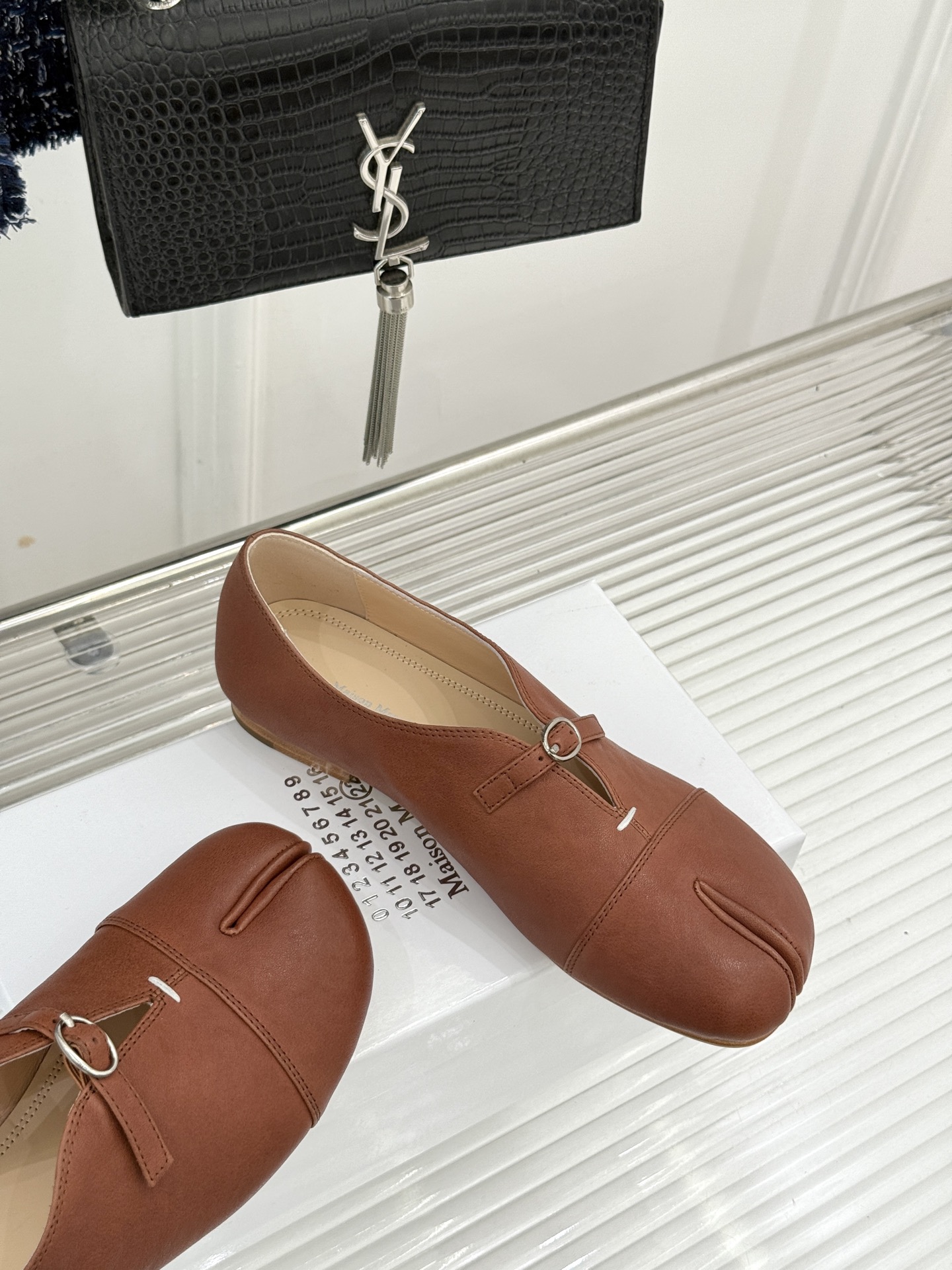 MaisonMargiela｜MM6马吉拉 复古分趾玛丽珍鞋 谁懂马吉拉这双的魅力 复古分趾玛丽珍鞋型 招牌分趾灵魂设计