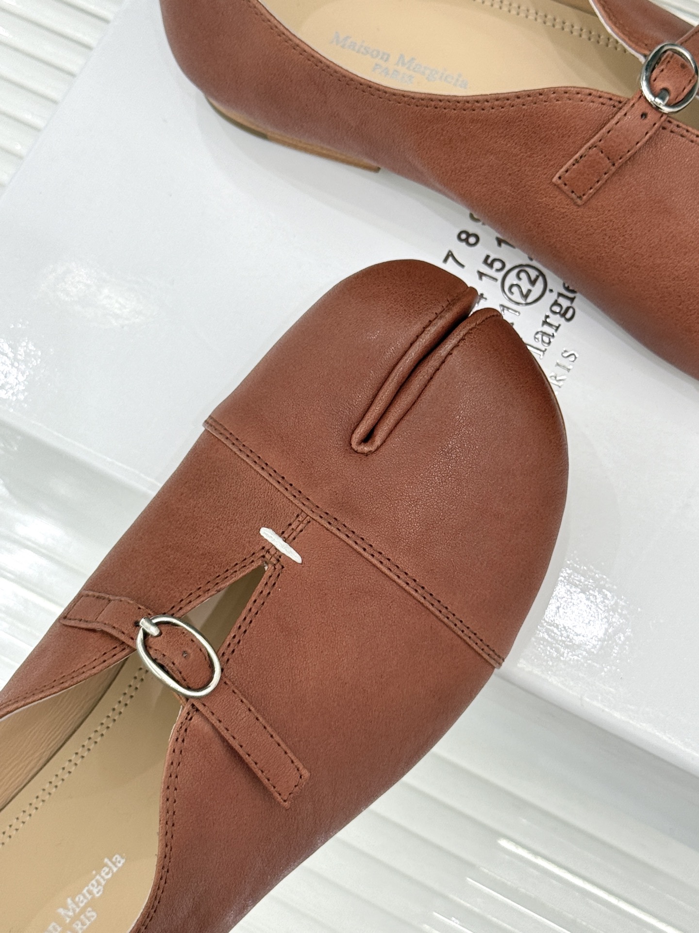 MaisonMargiela｜MM6马吉拉 复古分趾玛丽珍鞋 谁懂马吉拉这双的魅力 复古分趾玛丽珍鞋型 招牌分趾灵魂设计