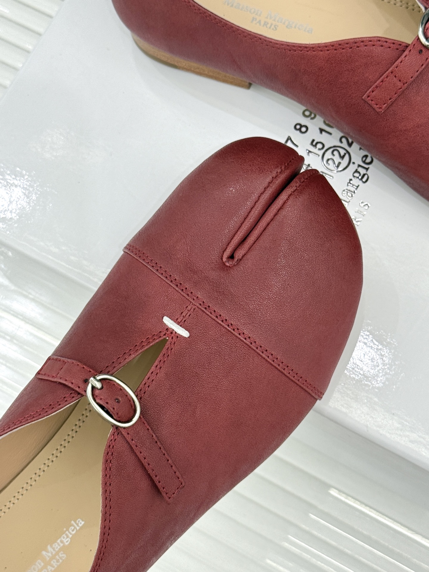 MaisonMargiela|MM6马吉拉 复古分趾玛丽珍鞋 谁懂马吉拉这双的魅力 复古分趾玛丽珍鞋型 招牌分趾灵魂设计 MaisonMargiela|MM6马吉拉 复古分趾玛丽珍鞋 谁懂马吉拉这双的魅力 复古分趾玛丽珍鞋型 招牌分趾灵魂设计