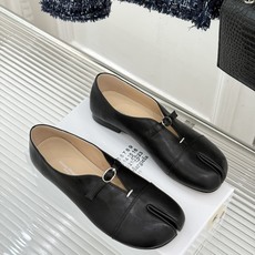 MaisonMargiela|MM6马吉拉 复古分趾玛丽珍鞋 谁懂马吉拉这双的魅力 复古分趾玛丽珍鞋型 招牌分趾灵魂设计 MaisonMargiela|MM6马吉拉 复古分趾玛丽珍鞋 谁懂马吉拉这双的魅力 复古分趾玛丽珍鞋型 招牌分趾灵魂设计