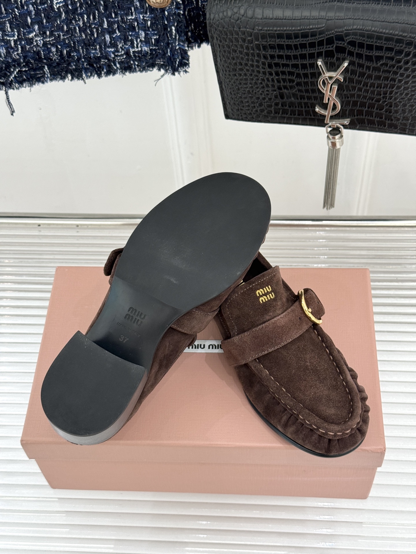 MiuMiu/缪缪26WF新品字母 复古皮带扣粗跟乐福鞋 金属扣拉满复古学院感 羊京身细腻有质感 鞋面印标志性logo 
