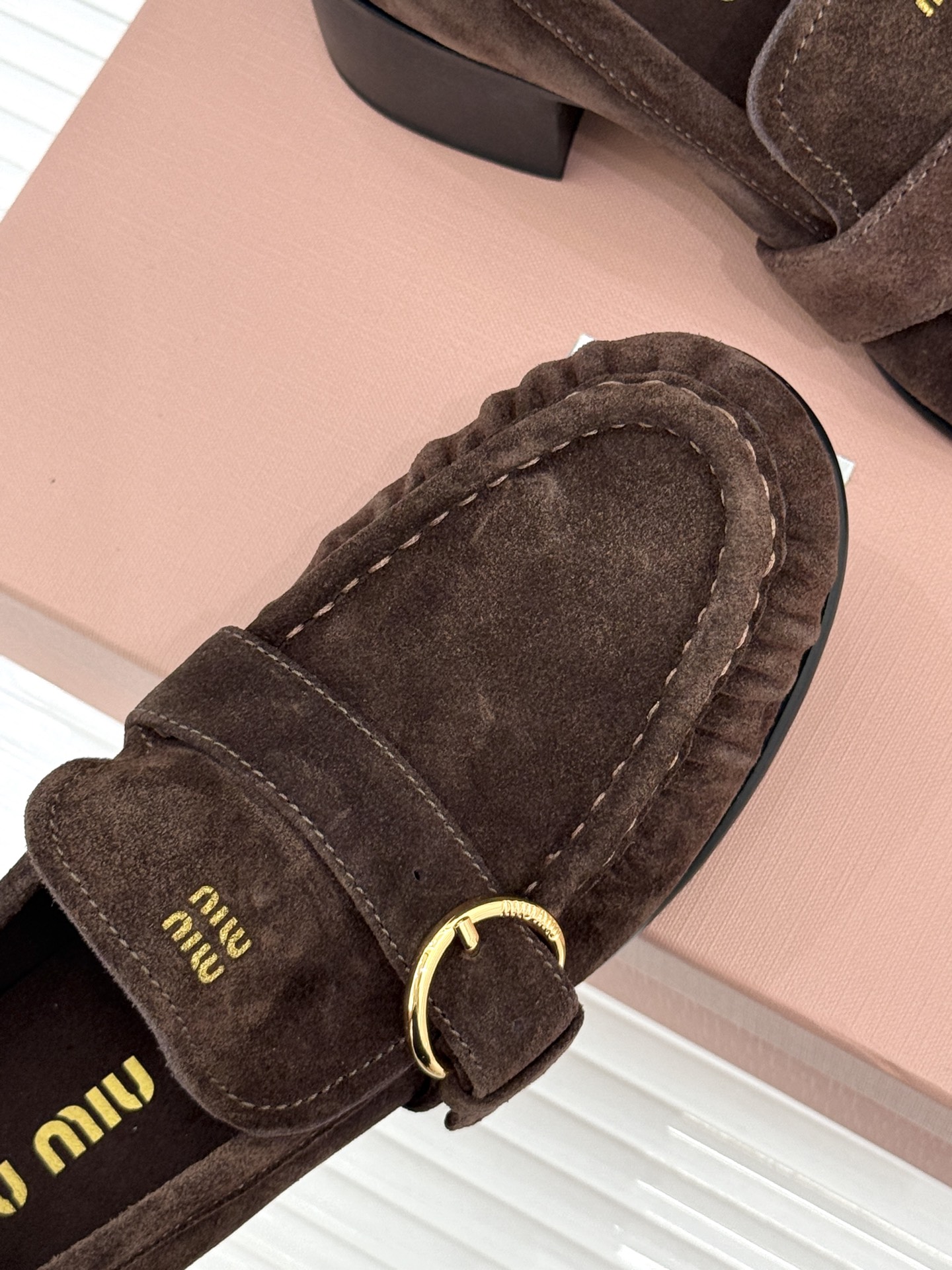 MiuMiu/缪缪26WF新品字母 复古皮带扣粗跟乐福鞋 金属扣拉满复古学院感 羊京身细腻有质感 鞋面印标志性logo 