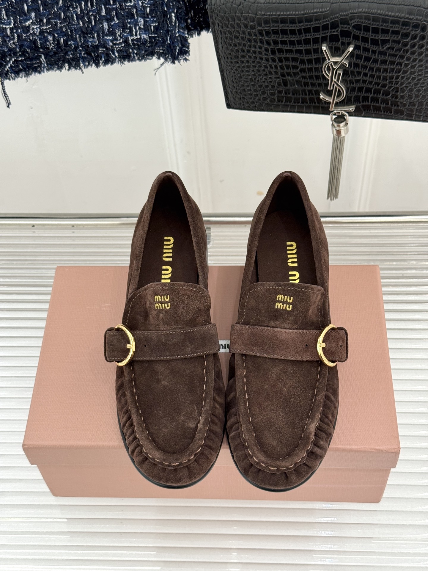 MiuMiu/缪缪26WF新品字母 复古皮带扣粗跟乐福鞋 金属扣拉满复古学院感 羊京身细腻有质感 鞋面印标志性logo 