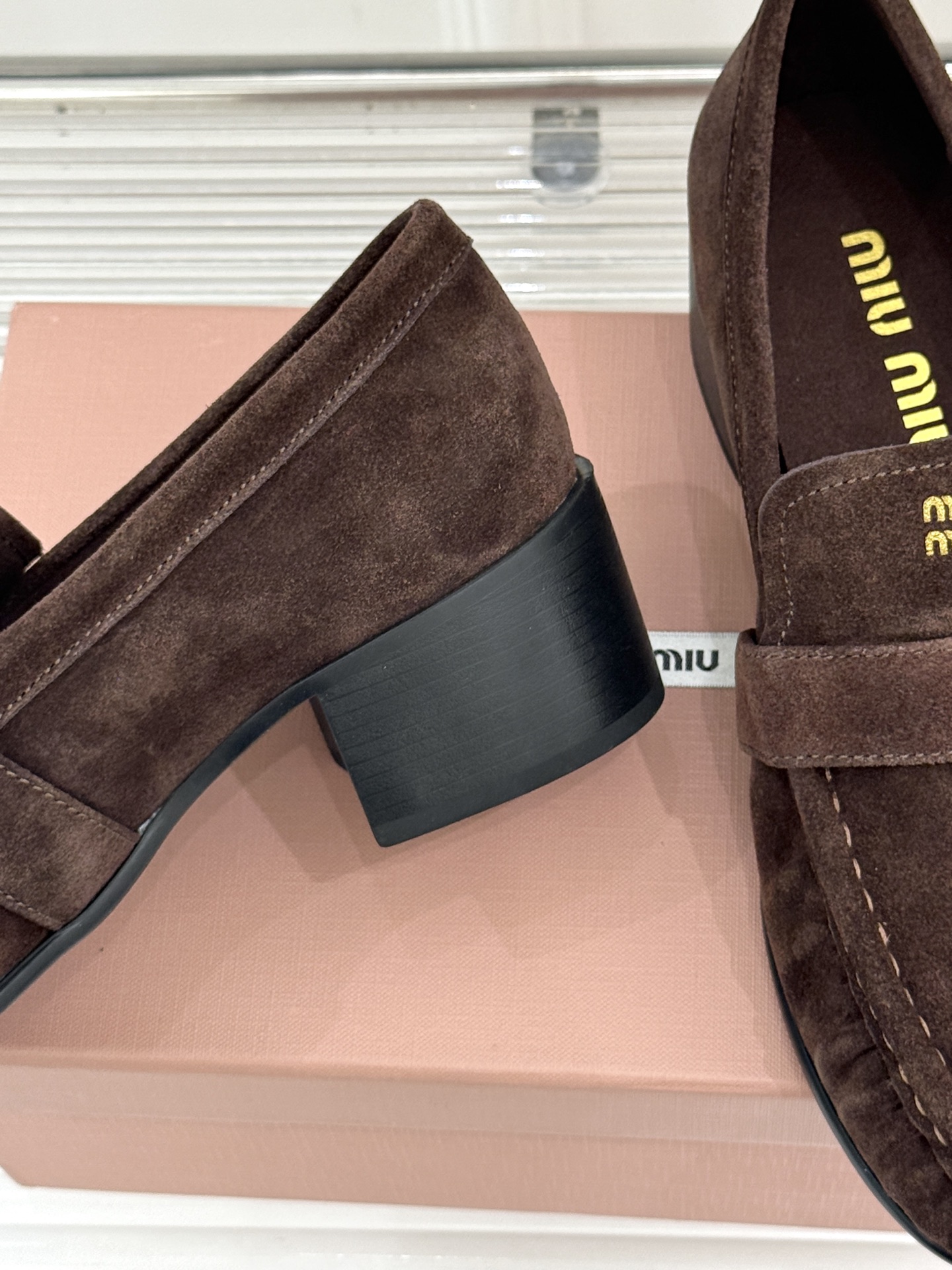 MiuMiu/缪缪26WF新品字母 复古皮带扣粗跟乐福鞋 金属扣拉满复古学院感 羊京身细腻有质感 鞋面印标志性logo 