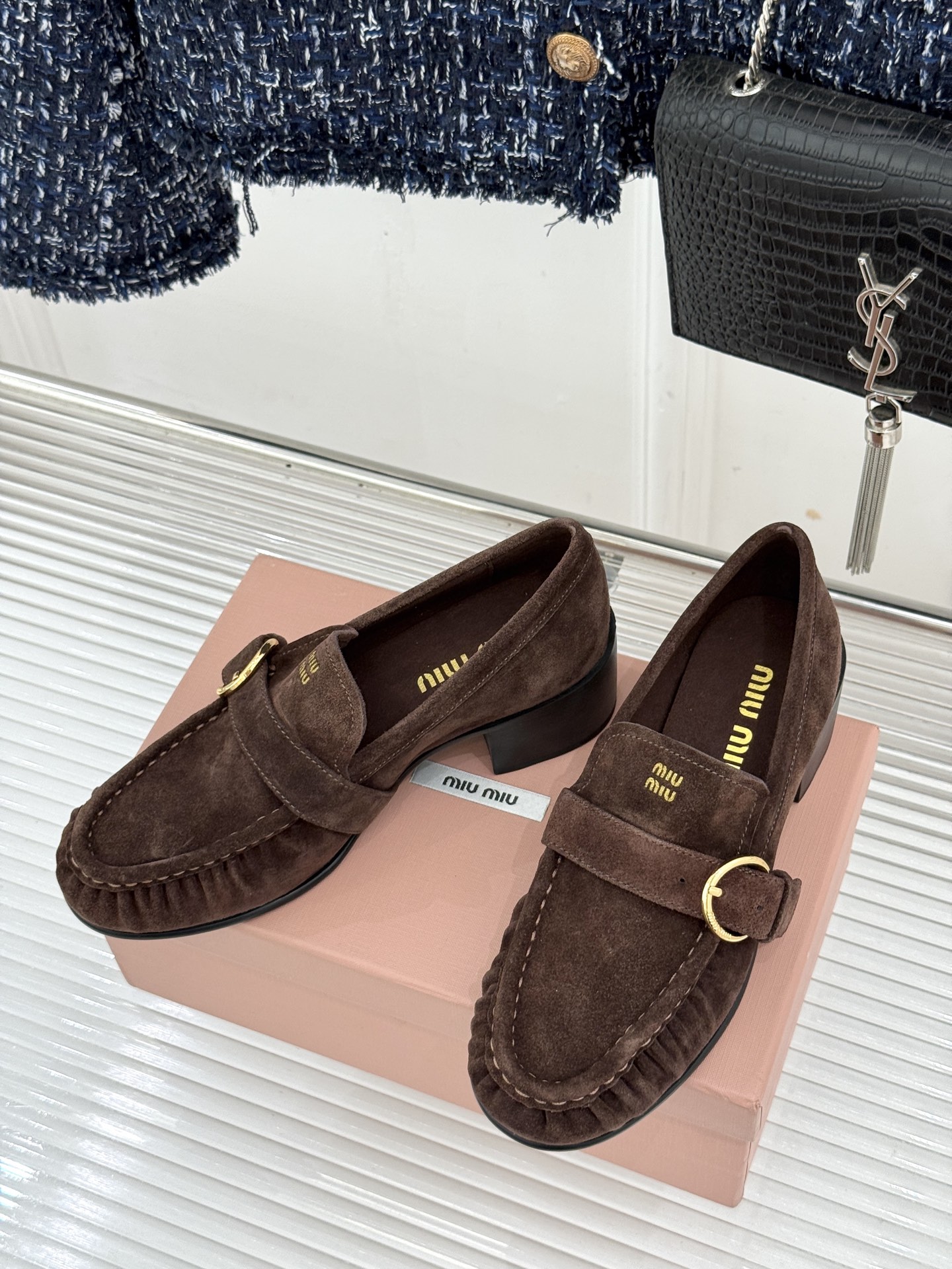 MiuMiu/缪缪26WF新品字母 复古皮带扣粗跟乐福鞋 金属扣拉满复古学院感 羊京身细腻有质感 鞋面印标志性logo 