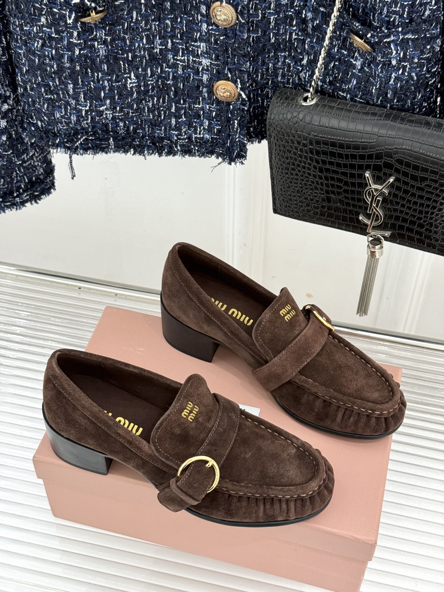 MiuMiu/缪缪26WF新品字母 复古皮带扣粗跟乐福鞋 金属扣拉满复古学院感 羊京身细腻有质感 鞋面印标志性logo 