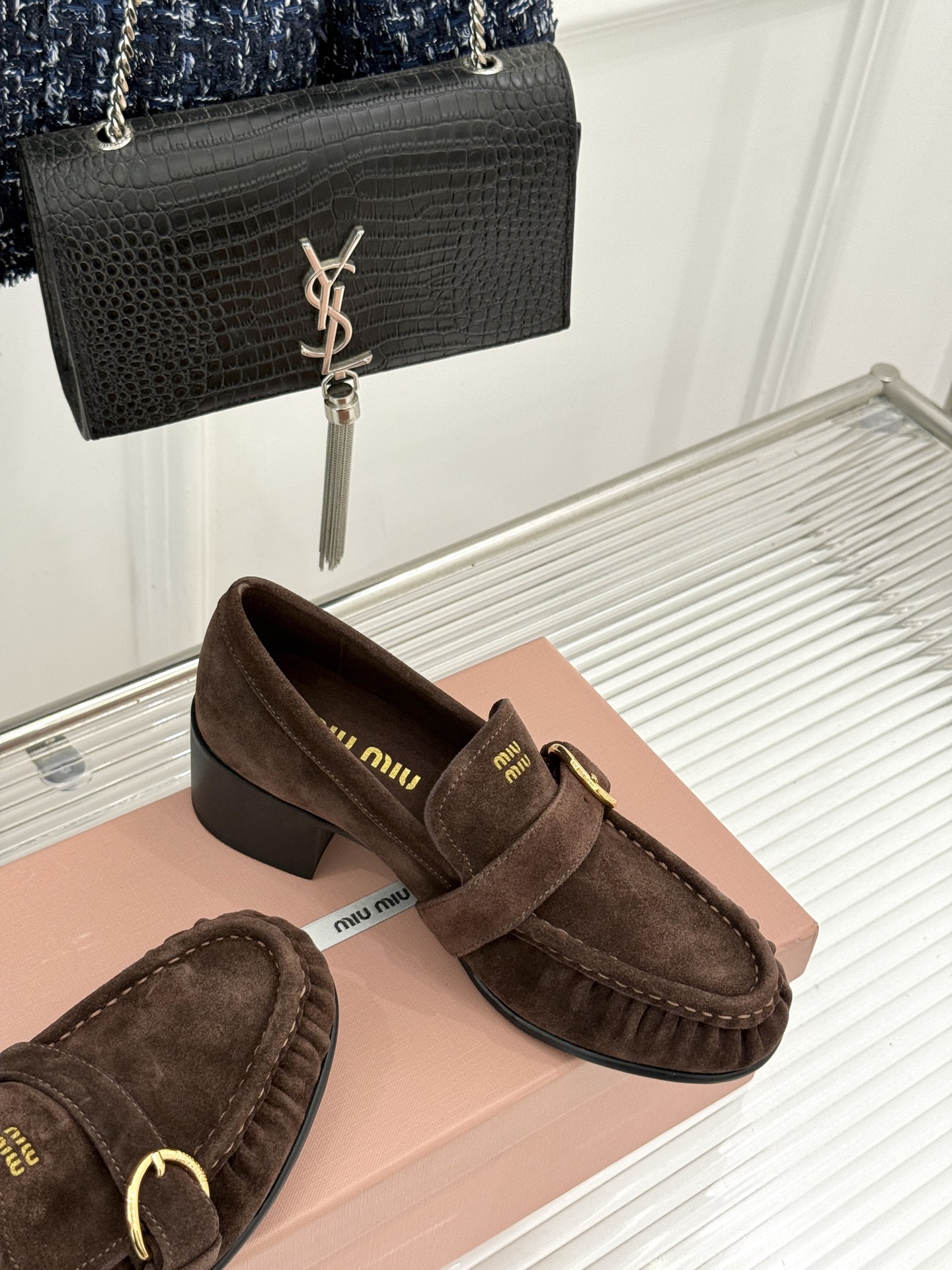 MiuMiu/缪缪26WF新品字母 复古皮带扣粗跟乐福鞋 金属扣拉满复古学院感 羊京身细腻有质感 鞋面印标志性logo 