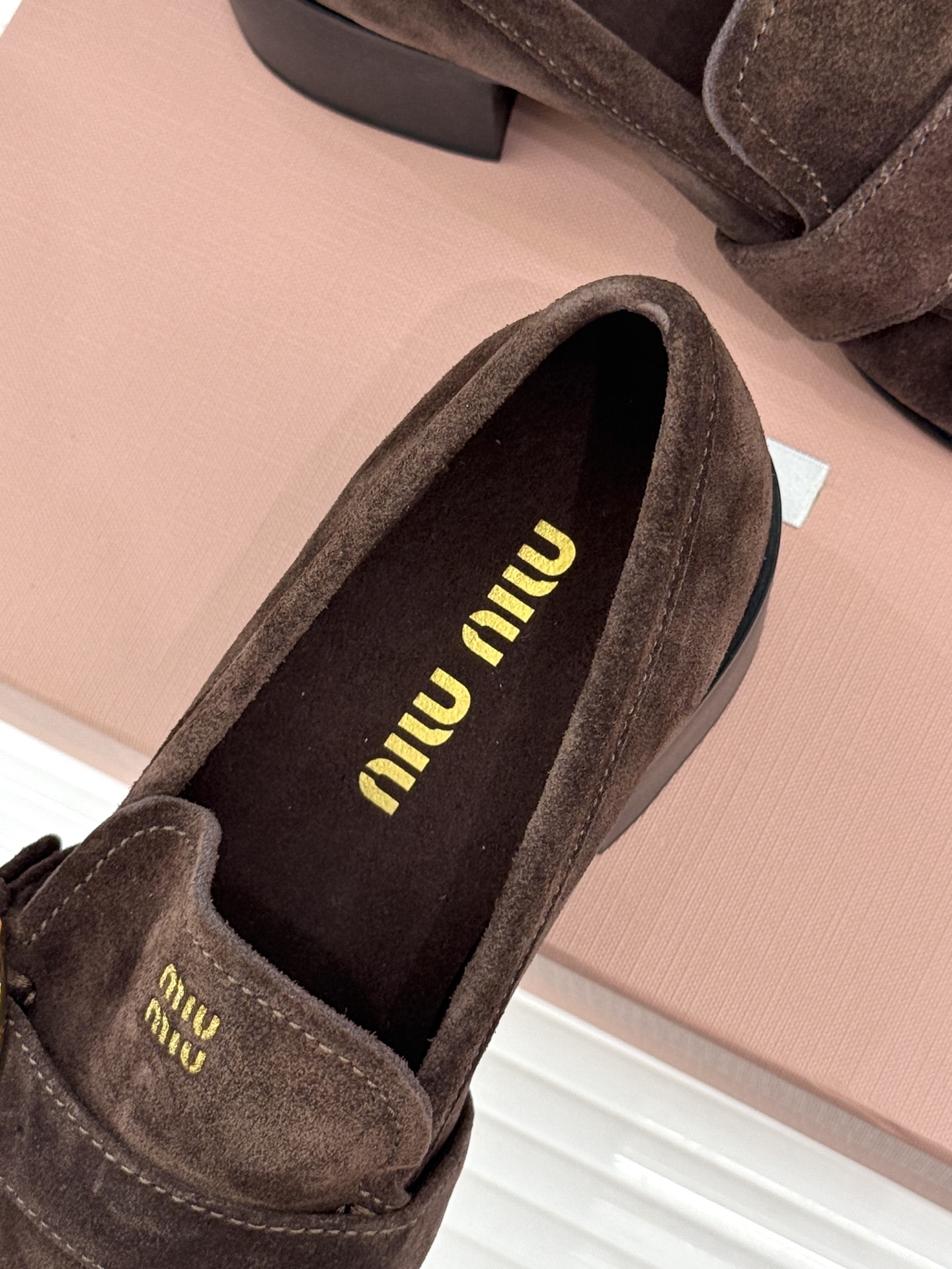 MiuMiu/缪缪26WF新品字母 复古皮带扣粗跟乐福鞋 金属扣拉满复古学院感 羊京身细腻有质感 鞋面印标志性logo 