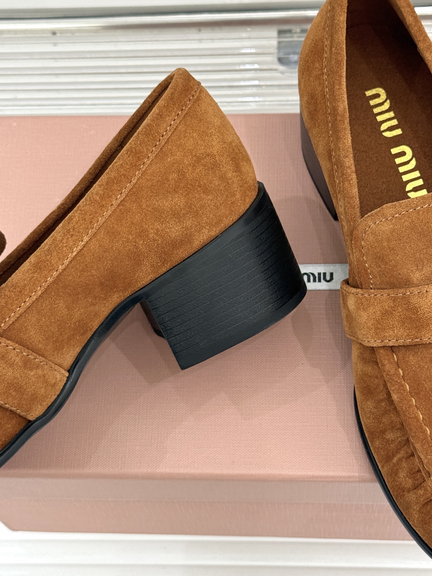 MiuMiu/缪缪26WF新品字母 复古皮带扣粗跟乐福鞋 金属扣拉满复古学院感 羊京身细腻有质感 鞋面印标志性logo 