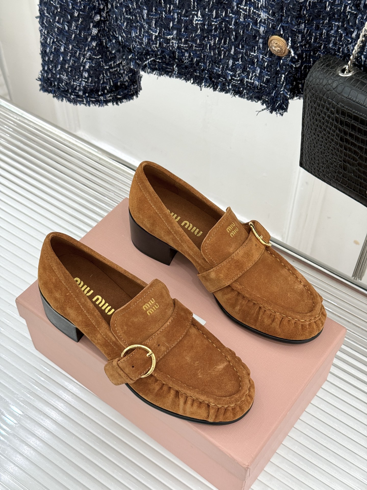 MiuMiu/缪缪26WF新品字母 复古皮带扣粗跟乐福鞋 金属扣拉满复古学院感 羊京身细腻有质感 鞋面印标志性logo 