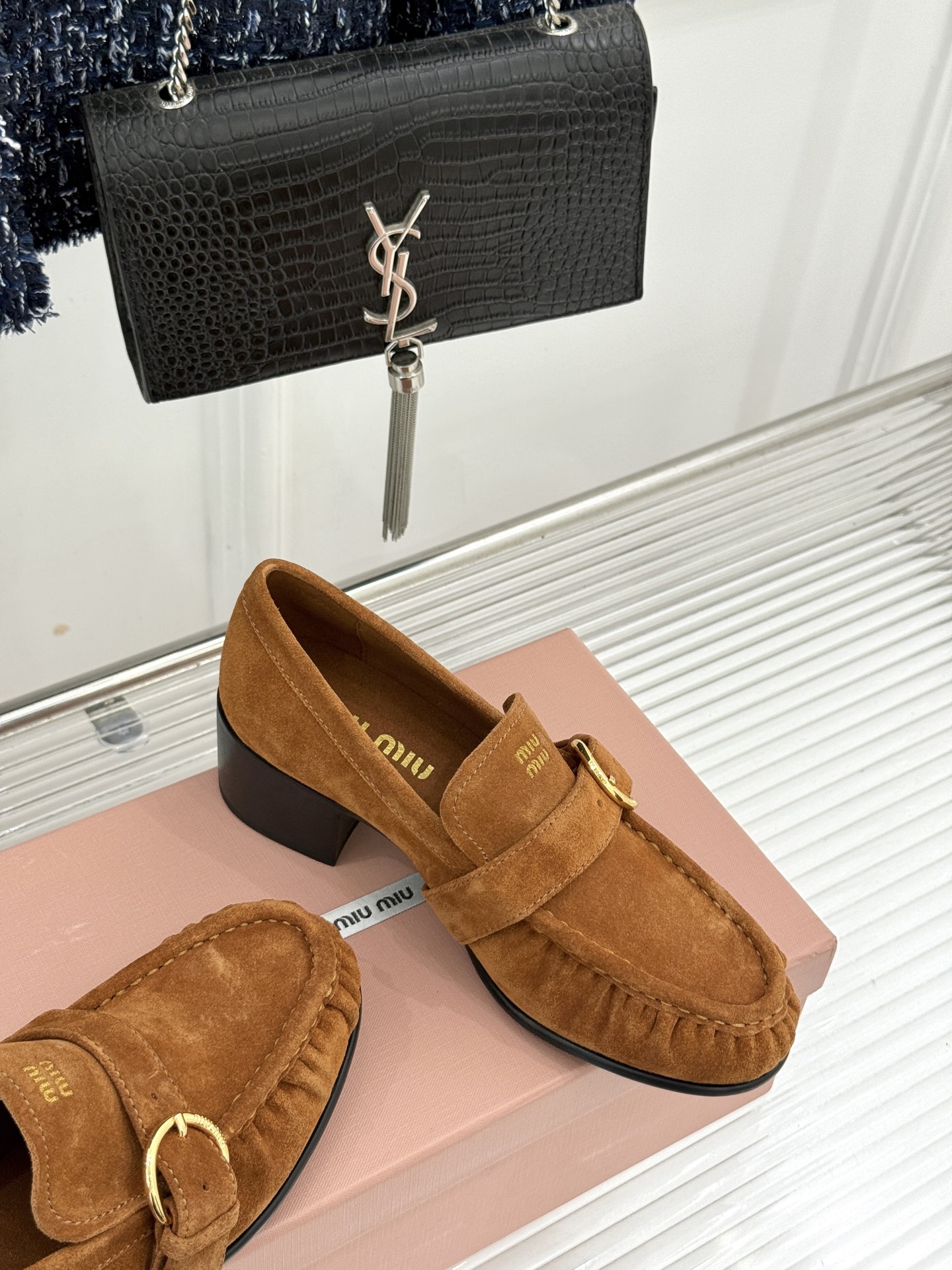MiuMiu/缪缪26WF新品字母 复古皮带扣粗跟乐福鞋 金属扣拉满复古学院感 羊京身细腻有质感 鞋面印标志性logo 
