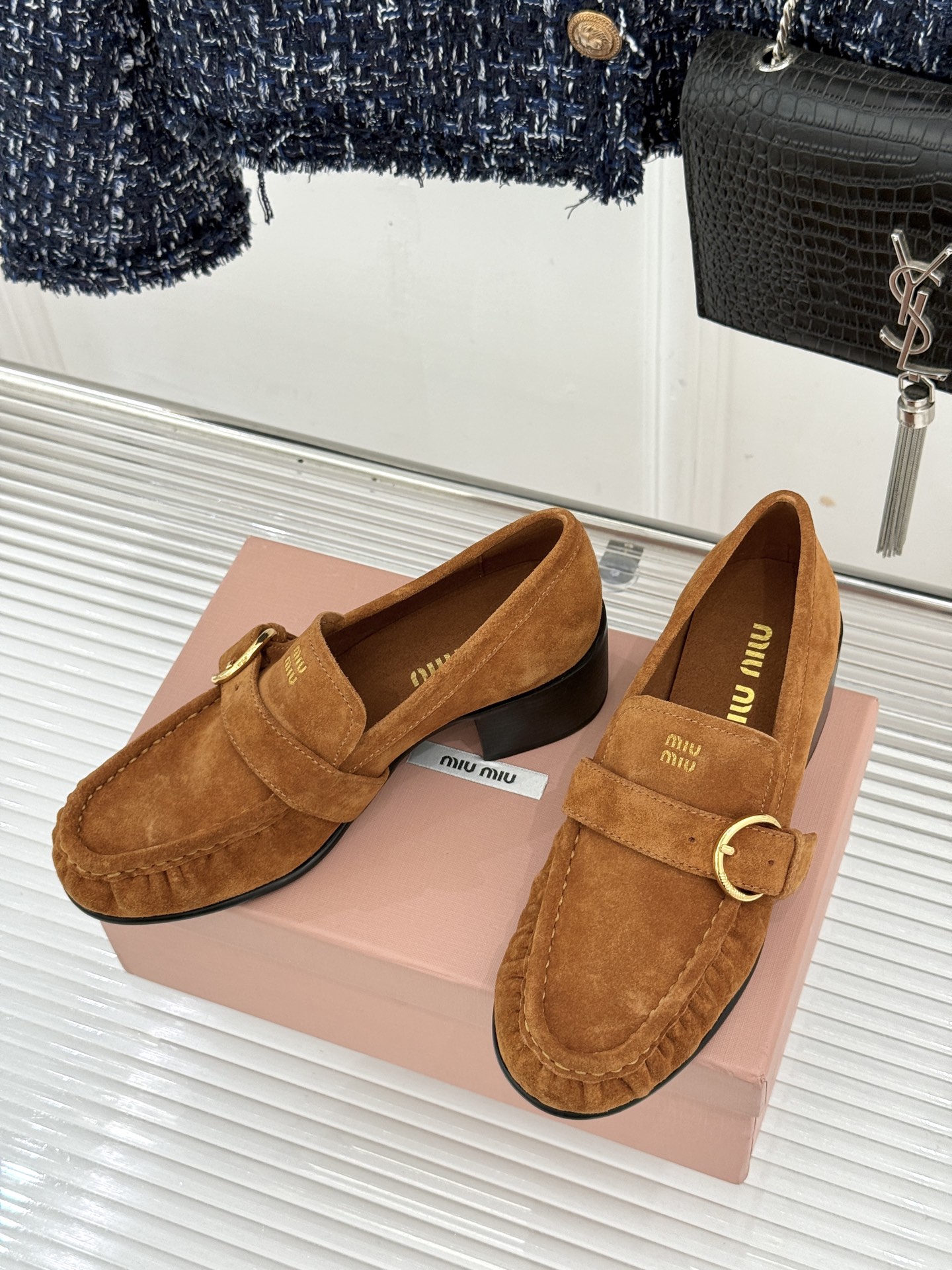 MiuMiu/缪缪26WF新品字母 复古皮带扣粗跟乐福鞋 金属扣拉满复古学院感 羊京身细腻有质感 鞋面印标志性logo 