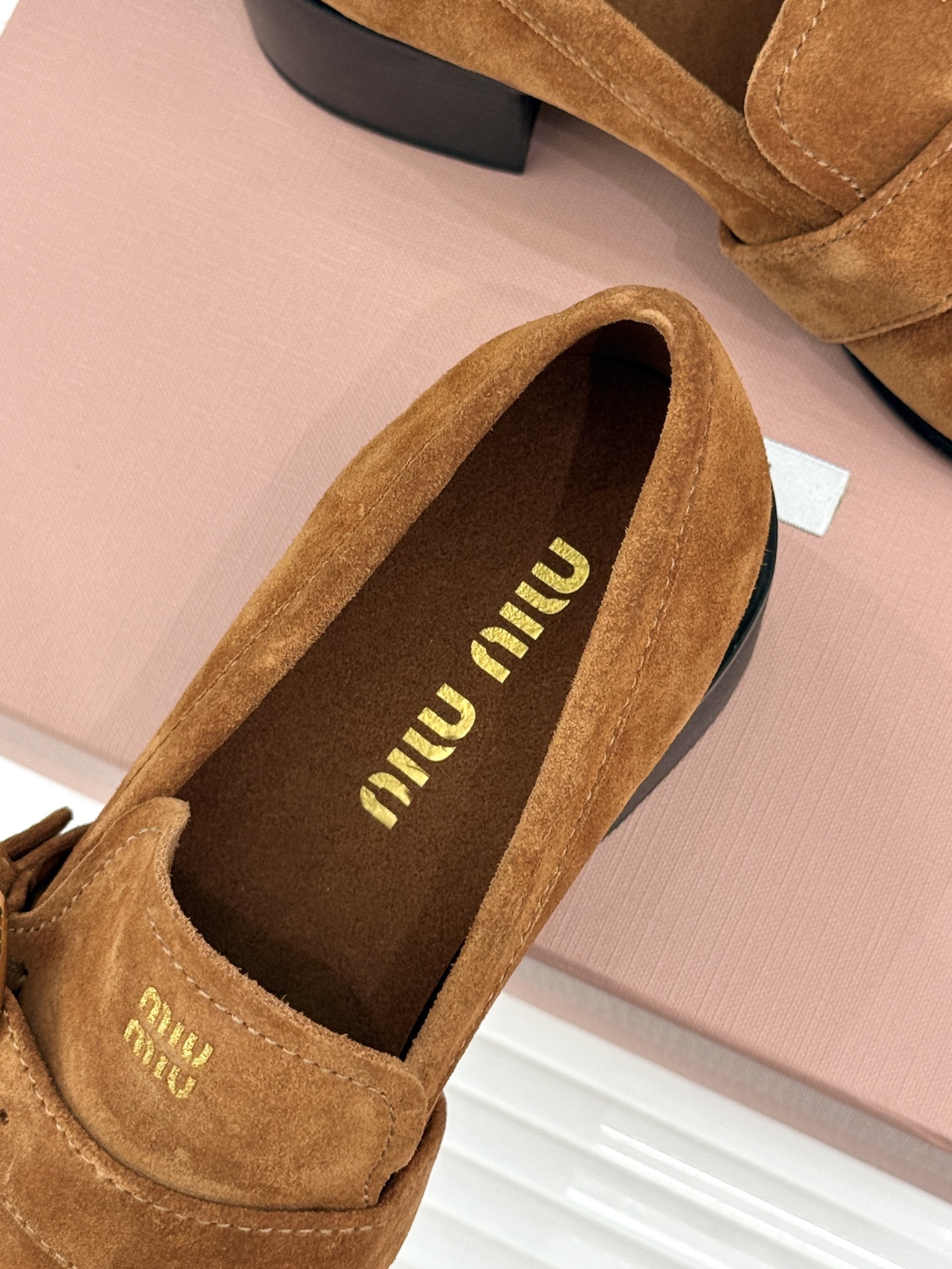 MiuMiu/缪缪26WF新品字母 复古皮带扣粗跟乐福鞋 金属扣拉满复古学院感 羊京身细腻有质感 鞋面印标志性logo 