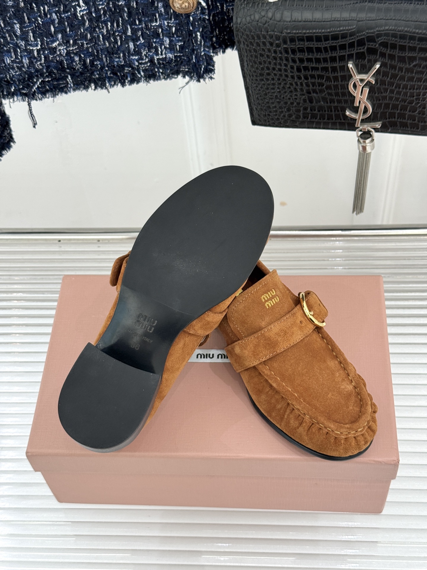 MiuMiu/缪缪26WF新品字母 复古皮带扣粗跟乐福鞋 金属扣拉满复古学院感 羊京身细腻有质感 鞋面印标志性logo 