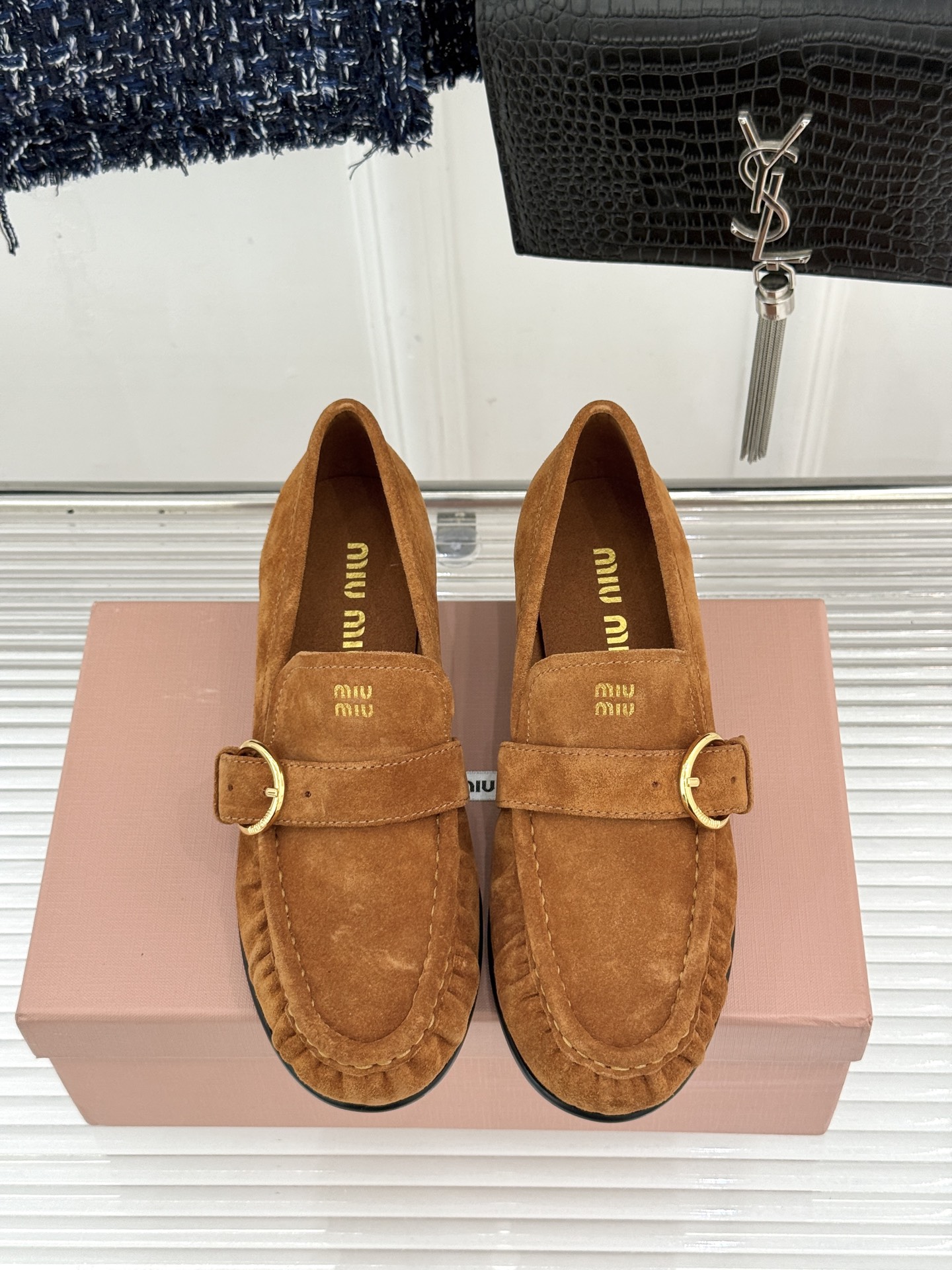 MiuMiu/缪缪26WF新品字母 复古皮带扣粗跟乐福鞋 金属扣拉满复古学院感 羊京身细腻有质感 鞋面印标志性logo 