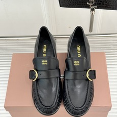 MiuMiu/缪缪26WF新品字母 复古皮带扣粗跟乐福鞋 金属扣拉满复古学院感 羊京身细腻有质感 鞋面印标志性logo MiuMiu/缪缪26WF新品字母 复古皮带扣粗跟乐福鞋 金属扣拉满复古学院感 羊京身细腻有质感 鞋面印标志性logo