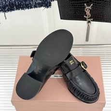 MiuMiu/缪缪26WF新品字母 复古皮带扣粗跟乐福鞋 金属扣拉满复古学院感 羊京身细腻有质感 鞋面印标志性logo MiuMiu/缪缪26WF新品字母 复古皮带扣粗跟乐福鞋 金属扣拉满复古学院感 羊京身细腻有质感 鞋面印标志性logo