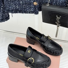 MiuMiu/缪缪26WF新品字母 复古皮带扣粗跟乐福鞋 金属扣拉满复古学院感 羊京身细腻有质感 鞋面印标志性logo MiuMiu/缪缪26WF新品字母 复古皮带扣粗跟乐福鞋 金属扣拉满复古学院感 羊京身细腻有质感 鞋面印标志性logo