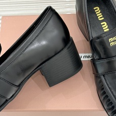 MiuMiu/缪缪26WF新品字母 复古皮带扣粗跟乐福鞋 金属扣拉满复古学院感 羊京身细腻有质感 鞋面印标志性logo MiuMiu/缪缪26WF新品字母 复古皮带扣粗跟乐福鞋 金属扣拉满复古学院感 羊京身细腻有质感 鞋面印标志性logo