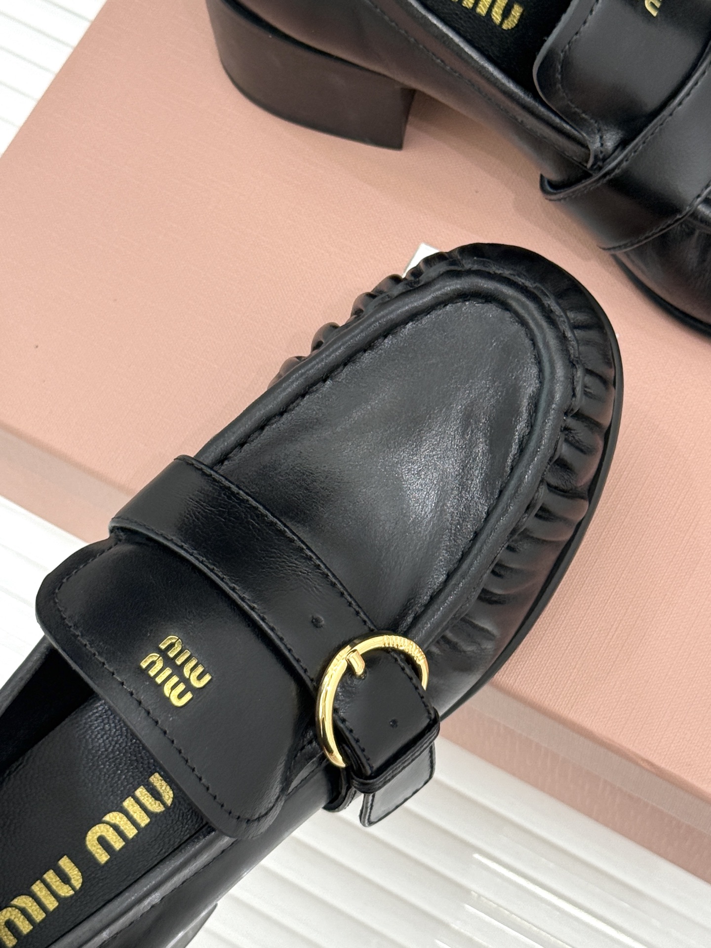 MiuMiu/缪缪26WF新品字母 复古皮带扣粗跟乐福鞋 金属扣拉满复古学院感 羊京身细腻有质感 鞋面印标志性logo MiuMiu/缪缪26WF新品字母 复古皮带扣粗跟乐福鞋 金属扣拉满复古学院感 羊京身细腻有质感 鞋面印标志性logo