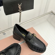 MiuMiu/缪缪26WF新品字母 复古皮带扣粗跟乐福鞋 金属扣拉满复古学院感 羊京身细腻有质感 鞋面印标志性logo MiuMiu/缪缪26WF新品字母 复古皮带扣粗跟乐福鞋 金属扣拉满复古学院感 羊京身细腻有质感 鞋面印标志性logo